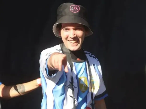 Pablo Grillo en Plaza de Mayo, sonriente y con cámaras en la mano