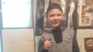 Imagen de un padre y un hijo en un momento de conflicto