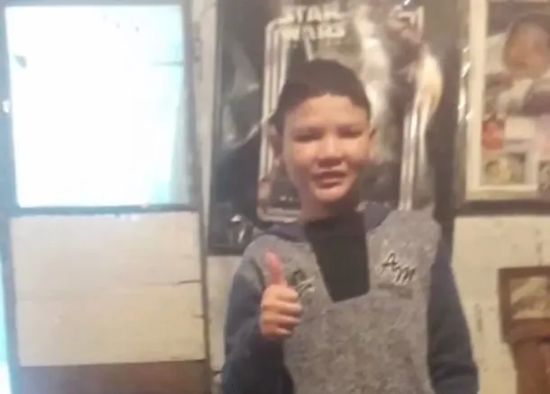 Imagen de un padre y un hijo en un momento de conflicto