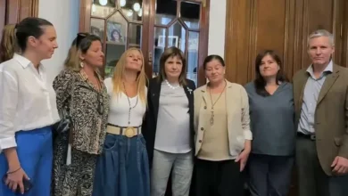 Patricia Bullrich junto a la familia de Germán Giuliani