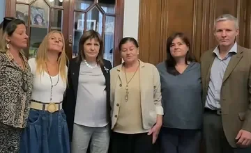 Patricia Bullrich junto a la familia de Germán Giuliani