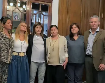 Patricia Bullrich junto a la familia de Germán Giuliani