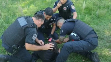Policías encontrando a la menor E.M.P. en un descampado de Cosquín
