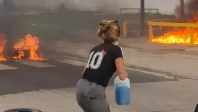 Manifestantes prenden fuego a neumáticos frente a la cárcel de Paraná