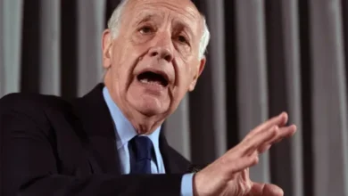 Roberto Lavagna sonríe en una foto oficial