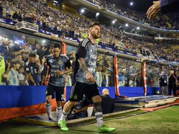 La Selección Argentina en acción durante un partido en la Bombonera