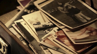 Imagen de la feria del libro con personas leyendo y conversando