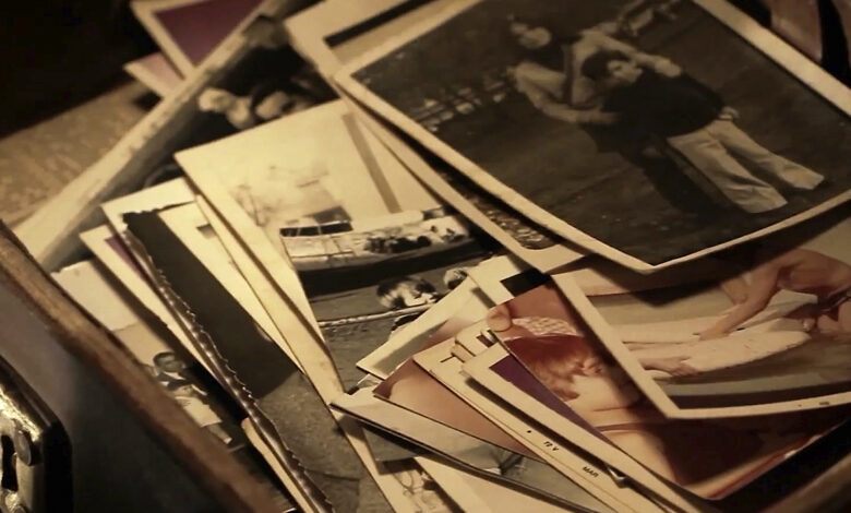 Imagen de la feria del libro con personas leyendo y conversando