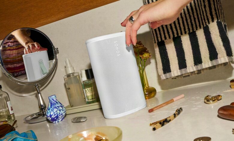 Imagen de un altavoz Sonos Play y un altavoz Sonos Era 100 SL