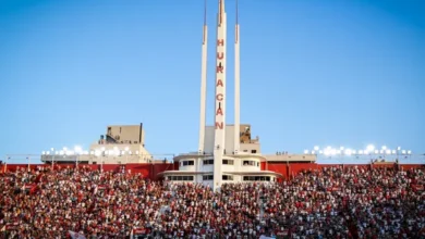 Imagen de jugadores de Huracán y River en el campo de juego