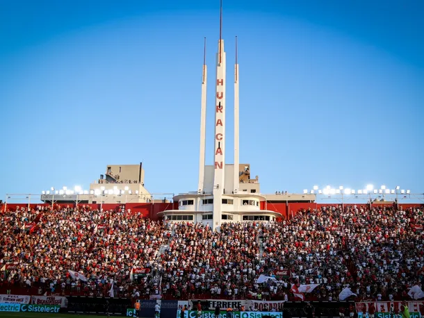 Imagen de jugadores de Huracán y River en el campo de juego