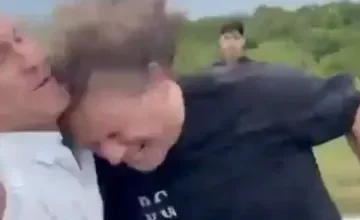 Imagen de un juez dictando sentencia en un tribunal