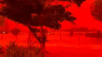 Imagen de un cielo rojo intenso durante el Tormentón Narelle en Australia