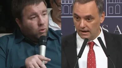 Manuel Adorni en una conferencia de prensa