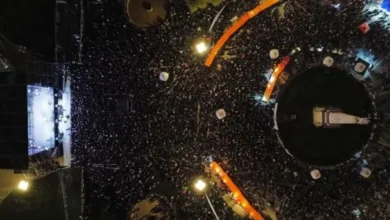 Multitud de personas en la Plaza de Mayo durante la vigilia por el Día de la Memoria