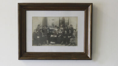 Imagen de la muestra Visibles otra vez, con fotografías y pinturas de mujeres de épocas pasadas