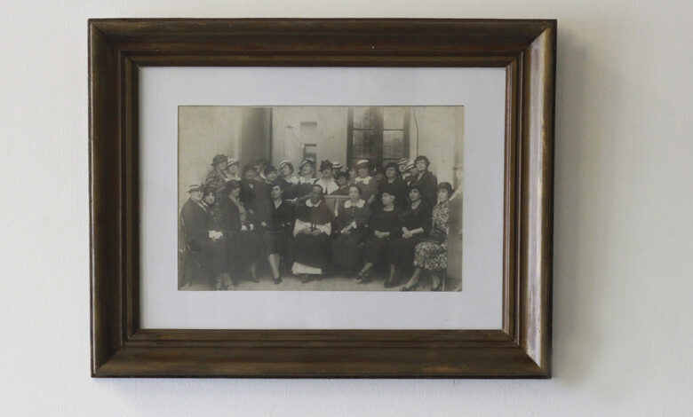 Imagen de la muestra Visibles otra vez, con fotografías y pinturas de mujeres de épocas pasadas