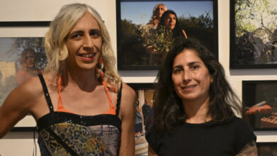 Natalia Colazo junto a su exhibición en el Museo Provincial de Fotografía