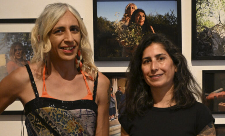 Natalia Colazo junto a su exhibición en el Museo Provincial de Fotografía