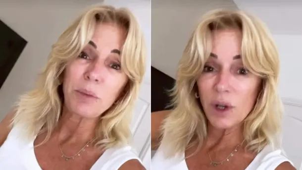 Yanina Latorre en un aeropuerto, con una valija y una expresión de molestia