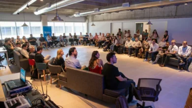 Imagen de una persona trabajando en una startup con una laptop y una pizarra de ideas