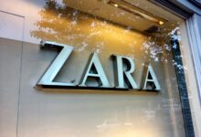 Imagen de un hacker con un teléfono inteligente