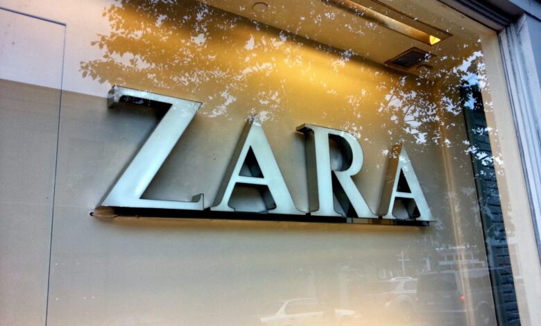 Imagen de un hacker con un teléfono inteligente