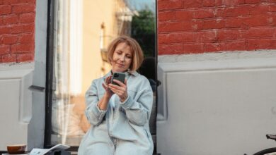 Mujer sonriente con una tableta, simbolizando el empoderamiento a través de la tecnología durante la menopausia
