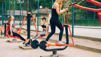 Persona ejercitándose en un parque urbano