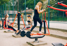 Persona ejercitándose en un parque urbano