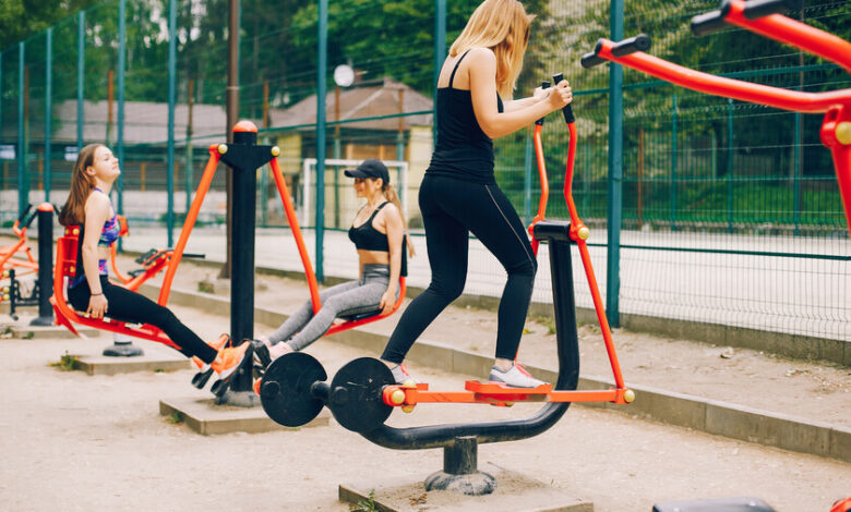 Persona ejercitándose en un parque urbano