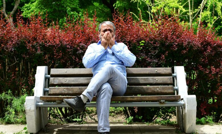 Imagen de una persona con alergia, con un globo terráqueo al fondo