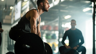 Persona entrenando en el gimnasio con pesas
