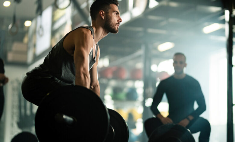 Persona entrenando en el gimnasio con pesas