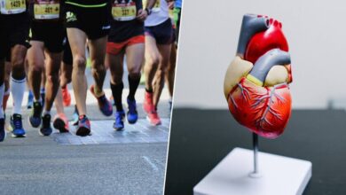 Un corredor cruza la meta de un maratón con una sonrisa de satisfacción