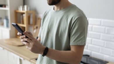 Persona mirando su teléfono con expresión de frustración