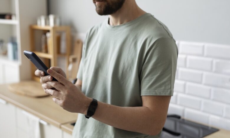 Persona mirando su teléfono con expresión de frustración