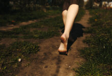 Persona caminando descalza en un sendero natural