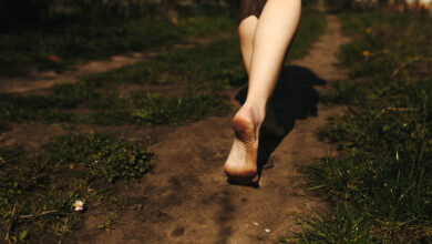 Persona caminando descalza en la playa