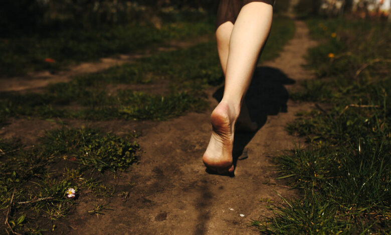 Persona caminando descalza en la playa