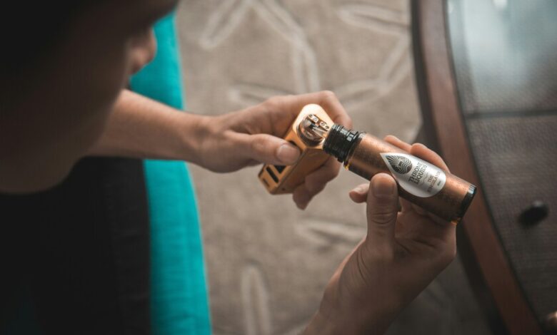 Imagen de un vaper con un mensaje de advertencia sobre el vapeo entre menores