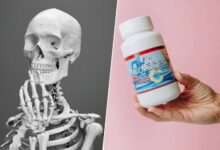 Imagen de una persona practicando yoga, rodeada de frutas y verduras, simbolizando una vida saludable