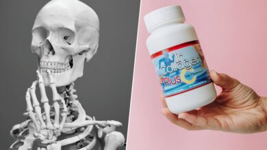 Imagen de una persona practicando yoga, rodeada de frutas y verduras, simbolizando una vida saludable