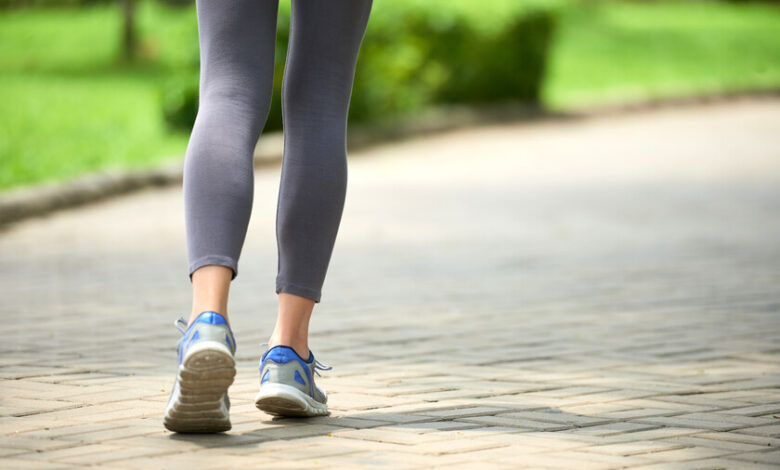 Persona caminando en un parque