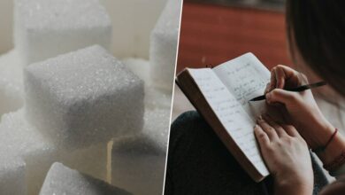 Una persona estudiando con un vaso de azúcar al lado