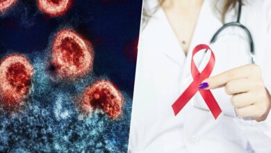 Un médico examina a un paciente con VIH