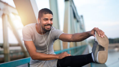Persona practicando ejercicio al aire libre durante la mañana