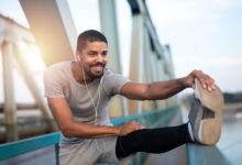 Persona haciendo ejercicio en un parque