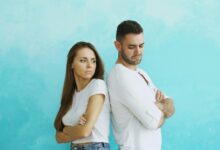 Una persona sola en un entorno oscuro, rodeada de sombras que representan relaciones tóxicas