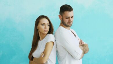 Una persona sola, rodeada de oscuridad, simbolizando el impacto de las relaciones tóxicas en la salud mental